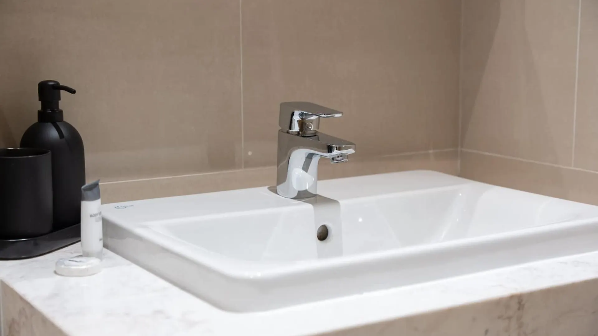 Modern 1-Bedroom Escape - Comfort Meets Style Dubai Apartment