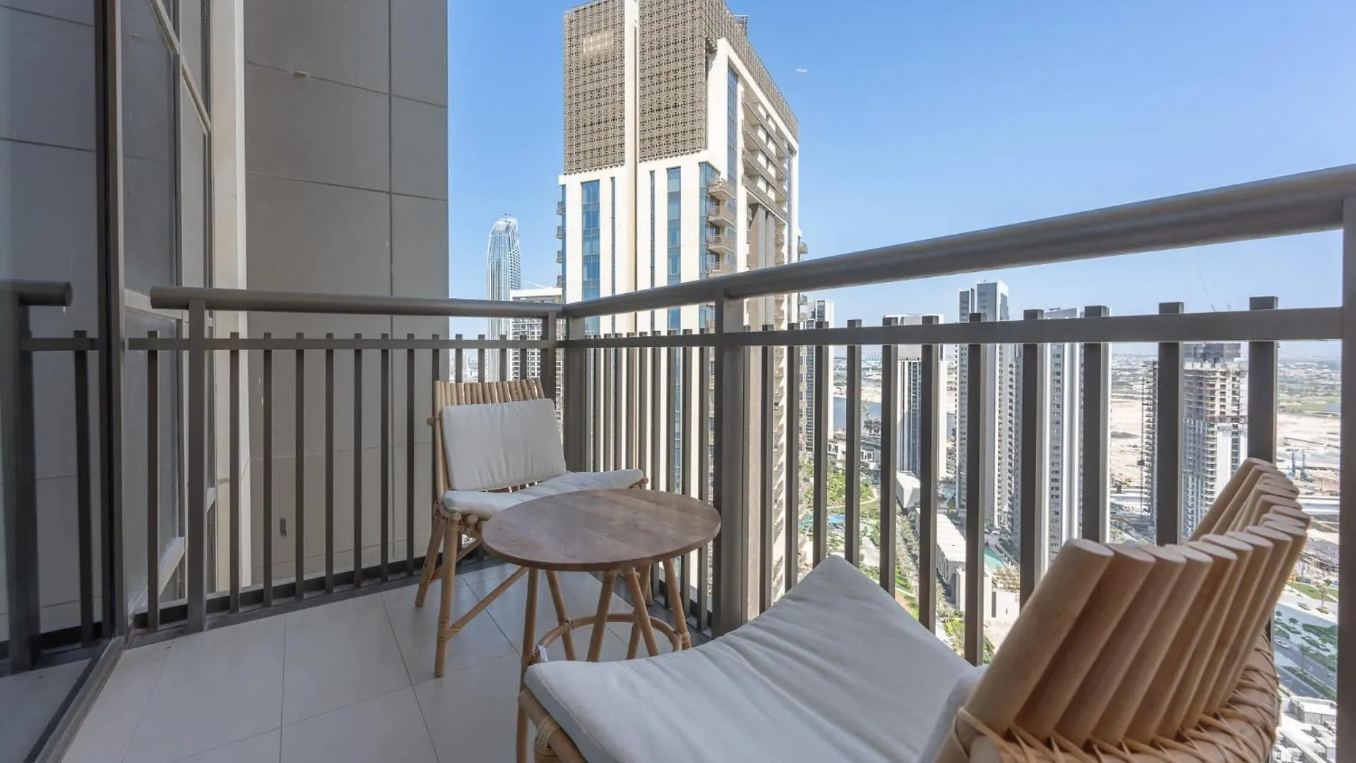 Apartment Modern 1-Bedroom Escape - Comfort Meets Style Dubai